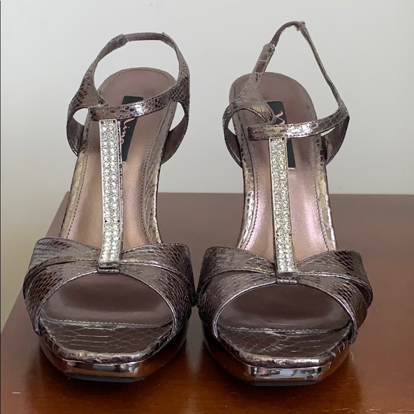 WOMANS SIZE 9 1/2 HEELS - Picture 2 of 4